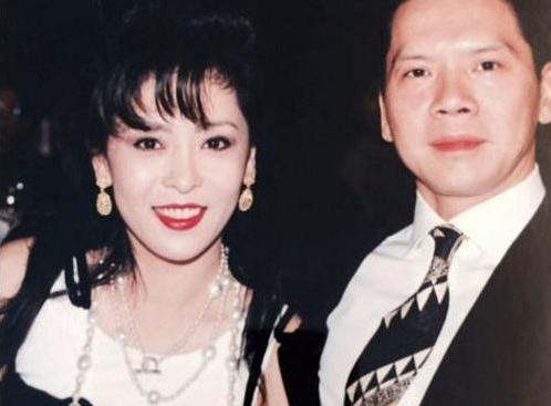 看了陳嵐和向華強的合照，才明白關之琳為何當不了向太