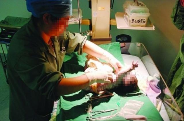 生男孩婆婆給50萬，生女孩公公送套房，孩子出生當天一家人哭了