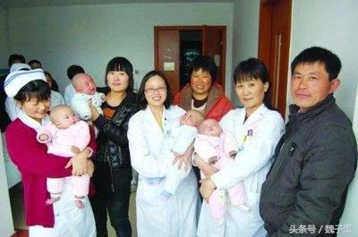 爸爸姓向，喜得4胞胎，一家人在討論取名字，把護士笑得肚子痛