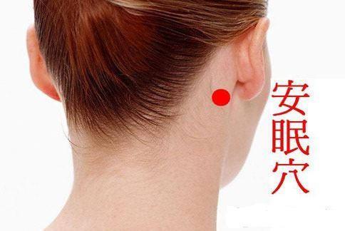 半夜睡不著、天還沒亮就醒了終於有救了！人體有個【安眠穴】，千萬別放過它！
