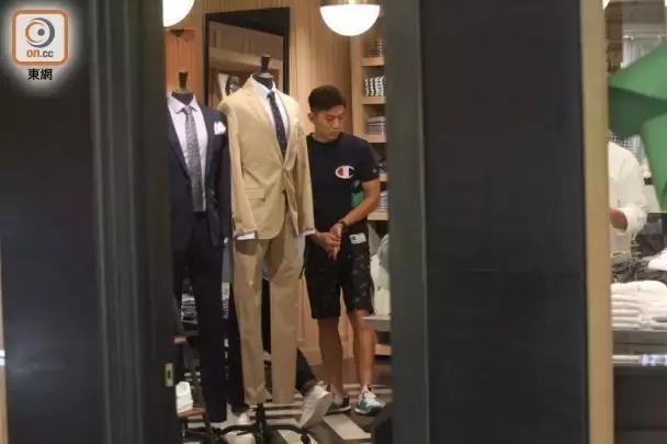 他曾被質疑上位即棄糟糠女友，如今日久生情秘戀富家港姐！