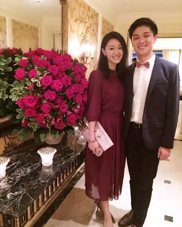 他曾被質疑上位即棄糟糠女友，如今日久生情秘戀富家港姐！