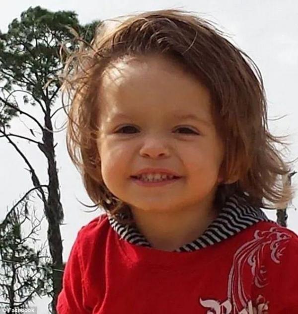 國外一男孩在後院玩，看見了一雙黑溜溜的眼睛，隨後他竟命喪黃泉