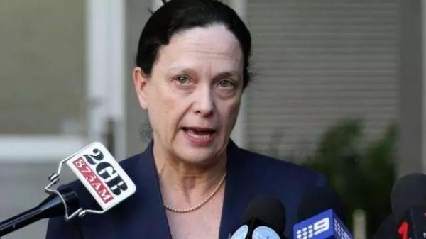 國外一男孩在後院玩，看見了一雙黑溜溜的眼睛，隨後他竟命喪黃泉