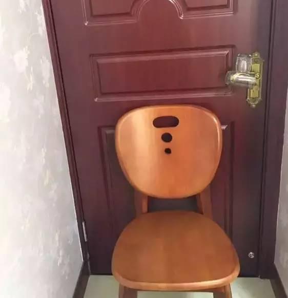 出差住酒店時，記得睡覺前拿2個杯子放在門把上！