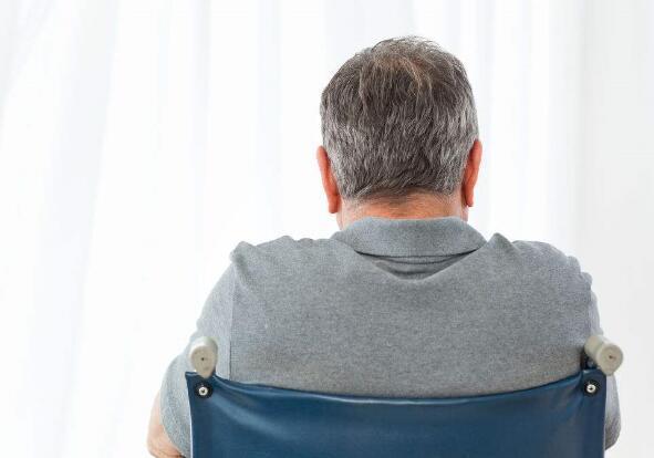 60歲女兒過壽，健忘的父親突然吵鬧，去世後女兒撿到一張紙條淚崩