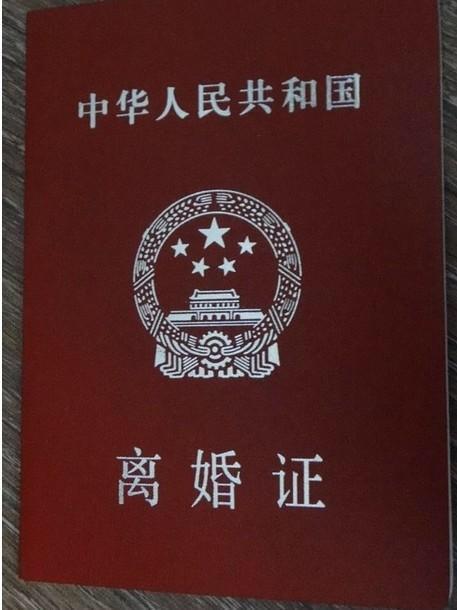 離婚後才知懷孕，她瞞著前夫生下寶寶，門口來了輛寶馬，她含淚復