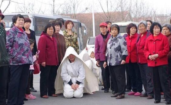 老太太病故7天發臭，3個閨女捂鼻遠離，兒媳婦穿壽衣時愣了