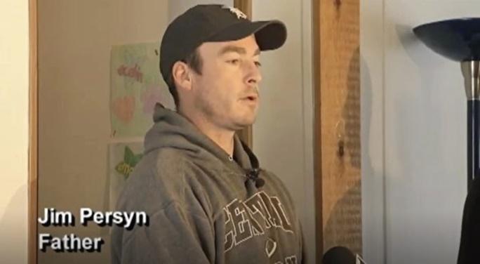 14歲男孩只與年幼弟妹在家,突傳來「急促敲門聲」,發生「驚險一幕」!當爸爸趕回家時,眼前的場景讓他此生難忘!