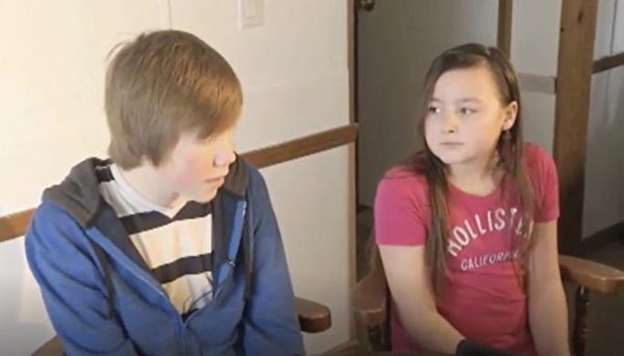 14歲男孩只與年幼弟妹在家,突傳來「急促敲門聲」,發生「驚險一幕」!當爸爸趕回家時,眼前的場景讓他此生難忘!