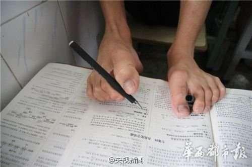 用腳考都贏！　「無臂男孩」為了上理想大學發憤讀書　現場考出超高分數