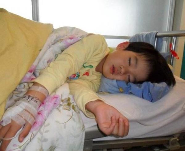 我與大哥五年沒聯繫,遇難後找他借兩萬應急,查餘額我錯愕不已