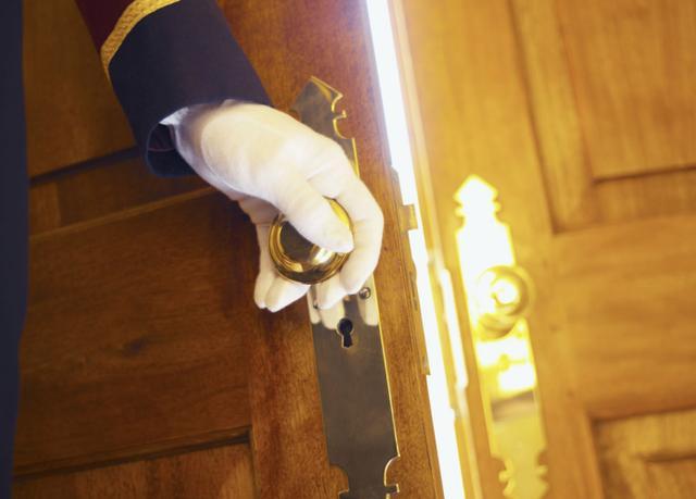 去城裡兒子家過年，看到兒媳偷偷進我房間，跟過去後我不禁流淚！