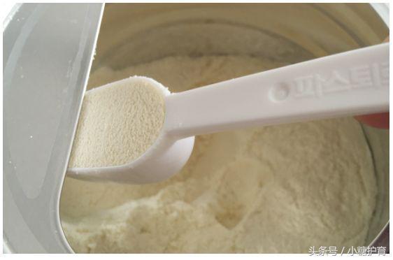 你知道「奶粉勺上有洞洞」是為何嗎？他分享「各種勺子正確用法」...原來是這麼一回事！