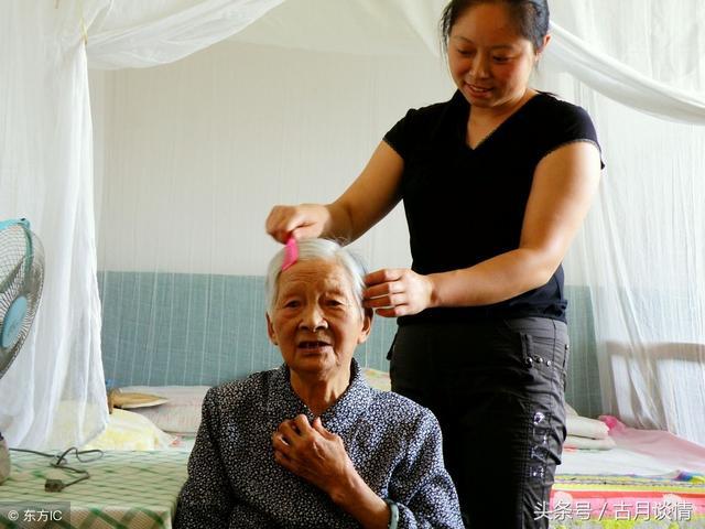 我要接媽媽來過年,公公瞪我一眼說出一番話,我發誓要把公公當親爸