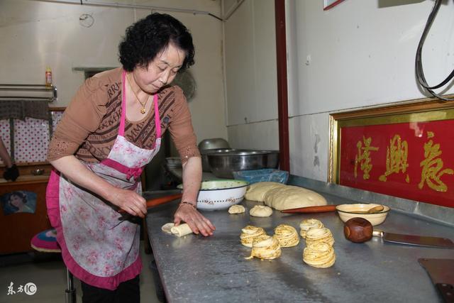 農村父母來我家，因為婆婆一句話離開，我惱怒用計將公婆掃地出門