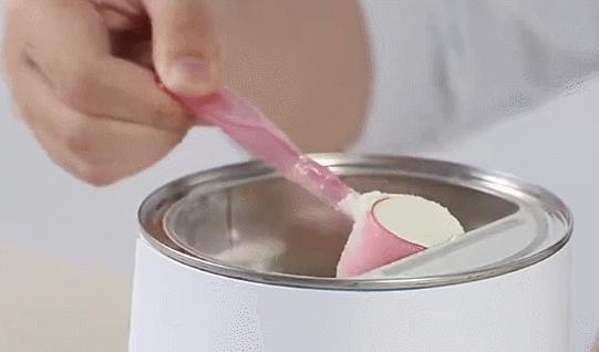 你知道「奶粉勺上有洞洞」是為何嗎？他分享「各種勺子正確用法」...原來是這麼一回事！