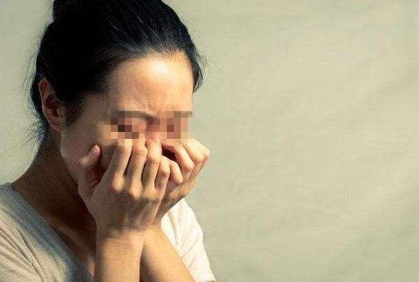 去超市，看到前妻在做衛生，我正準備奚落她，店員喊她一聲我愣了