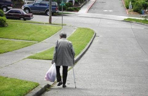 陌生路人給母親5萬元錢，母親覺得蹊蹺跟蹤路人，發現其中的秘密