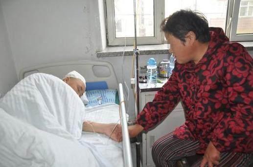 陌生路人給母親5萬元錢，母親覺得蹊蹺跟蹤路人，發現其中的秘密