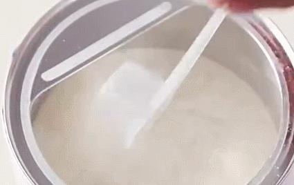 你知道「奶粉勺上有洞洞」是為何嗎？他分享「各種勺子正確用法」...原來是這麼一回事！