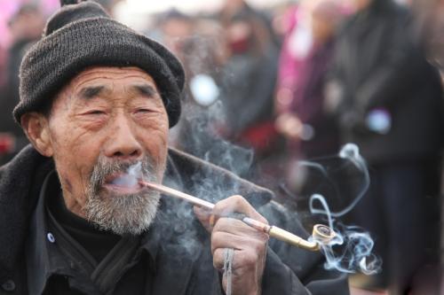 老漢中獎二百萬，給四兒女發同條消息，只有小兒的回復得到他的錢