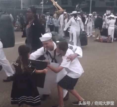 海軍老公終於回家, 老婆迎接露出大肚子他嚇到說不出話