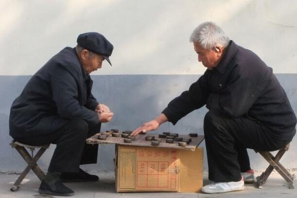 60歲女兒過壽，健忘的父親突然吵鬧，去世後女兒撿到一張紙條淚崩
