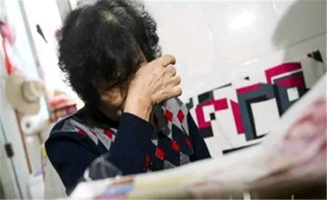 兒媳生龍鳳胎，我去照看卻被兒媳趕走，臨走時接一電話，我捂住嘴