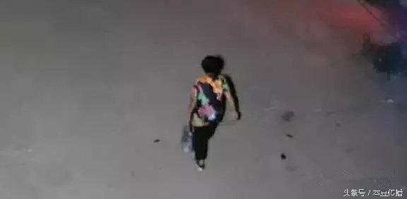 遠光燈造成重大交通事故，一名行人當場死亡！事故現場慘不忍睹！