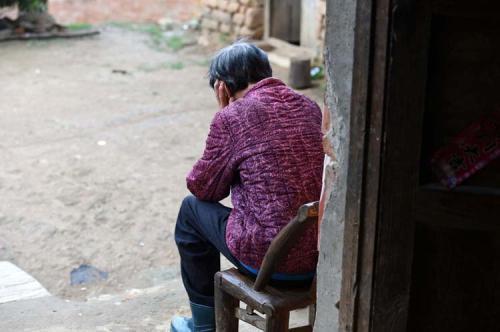 兒媳生龍鳳胎，我去照看卻被兒媳趕走，臨走時接一電話，我捂住嘴