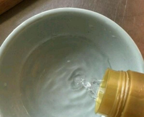 滿臉斑點也不要放棄，用到處都有的液體擦一下，斑點剝落如換臉