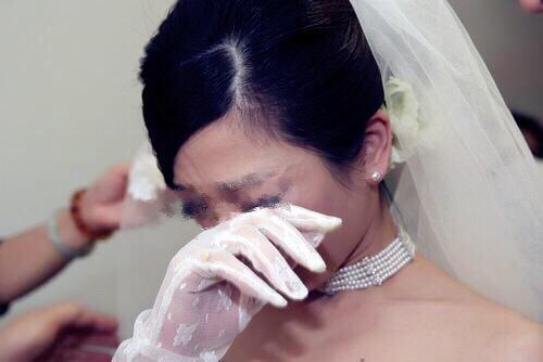 結婚前，老公陪我挑選婚紗，中途他接到婆婆電話，嚇得我趕緊取消婚約