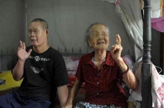 陌生路人給母親5萬元錢，母親覺得蹊蹺跟蹤路人，發現其中的秘密