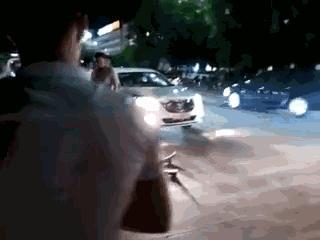遠光燈造成重大交通事故，一名行人當場死亡！事故現場慘不忍睹！