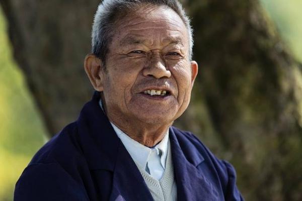 老漢中獎二百萬，給四兒女發同條消息，只有小兒的回復得到他的錢