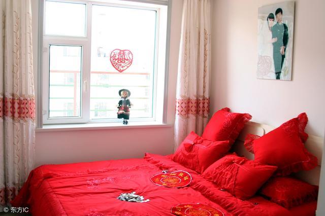小叔子結婚我把房子借給他用，聽到他和婆婆對話，我偷偷換了鎖