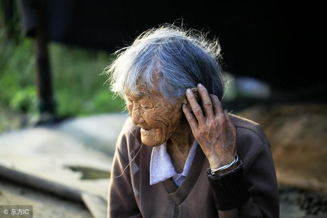 老太太病故7天發臭，3個閨女捂鼻遠離，兒媳婦穿壽衣時愣了