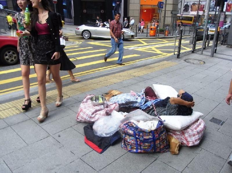 夫妻買了一個漢堡給乞討的小男孩，沒想到男孩竟『「全部餵給妹妹吃」！結果下一秒...