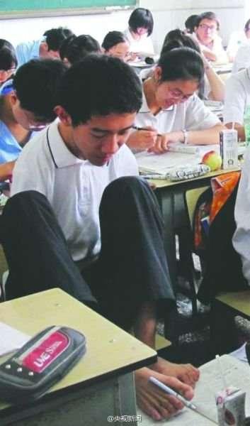 用腳考都贏！　「無臂男孩」為了上理想大學發憤讀書　現場考出超高分數