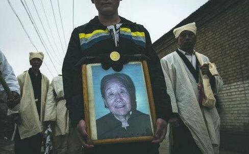 老太太病故7天發臭，3個閨女捂鼻遠離，兒媳婦穿壽衣時愣了