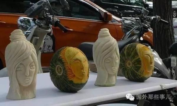 韓國美女推三輪車削水果300一個,為啥那麼多人買