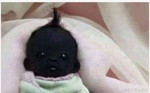 直擊世界上最黑的嬰兒，晚上竟還有特異功能？如今長大變這樣...網友全都笑到肚子疼