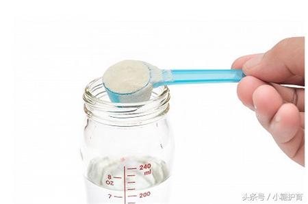 你知道「奶粉勺上有洞洞」是為何嗎？他分享「各種勺子正確用法」...原來是這麼一回事！