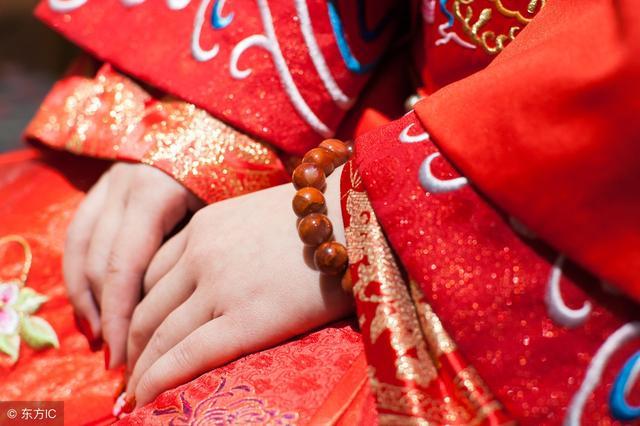 小叔子結婚我把房子借給他用，聽到他和婆婆對話，我偷偷換了鎖