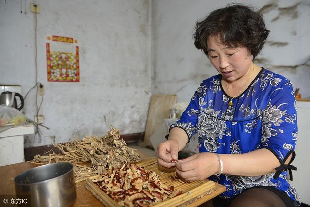 後媽把我養大，她生日我回家被弟弟趕走，村口遇一人我哭著返回