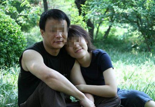 年輕女子跟60歲老大爺同居懷孕，意外發現大爺的身份，她懵了！