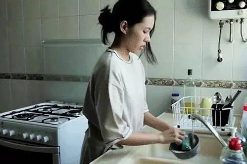 小姑處處針對嫂子，周末小姑孩子高燒40度，得知真相後大哭求原諒