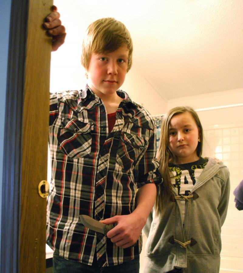 14歲男孩只與年幼弟妹在家,突傳來「急促敲門聲」,發生「驚險一幕」!當爸爸趕回家時,眼前的場景讓他此生難忘!