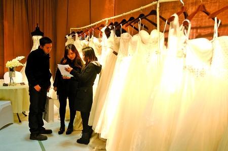 結婚前，老公陪我挑選婚紗，中途他接到婆婆電話，嚇得我趕緊取消婚約